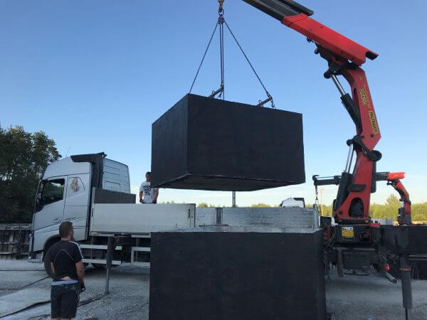 Załadunek szamba betonowego na samochód HDS